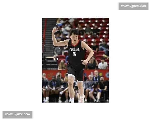 杨瀚森首秀引球迷热捧,签名战靴赠小将暖爆 NBA 杨瀚森首秀引球迷热捧,签名战靴赠小将暖爆 NBA